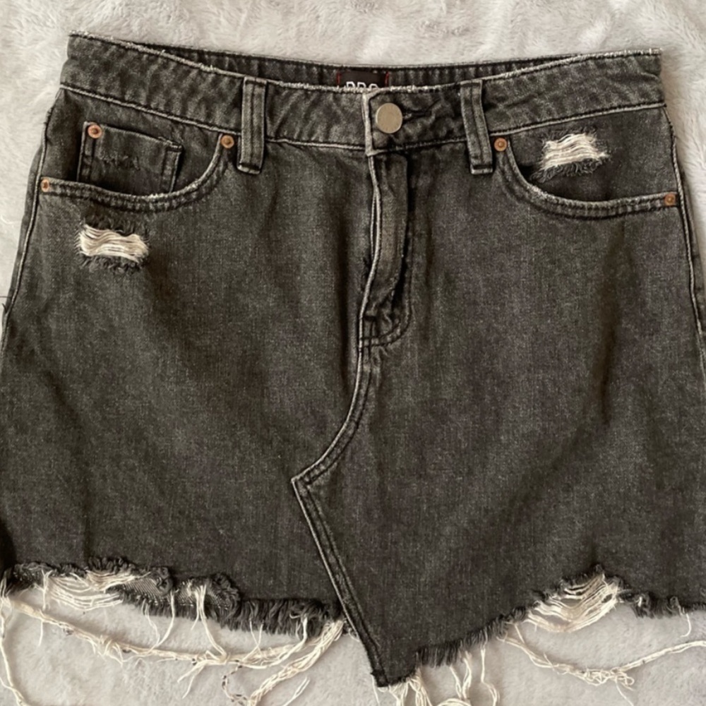 URBAN Outfitters BDG Gray Distressed Denim
Mini Skirt Medium - Picture 7 of 7